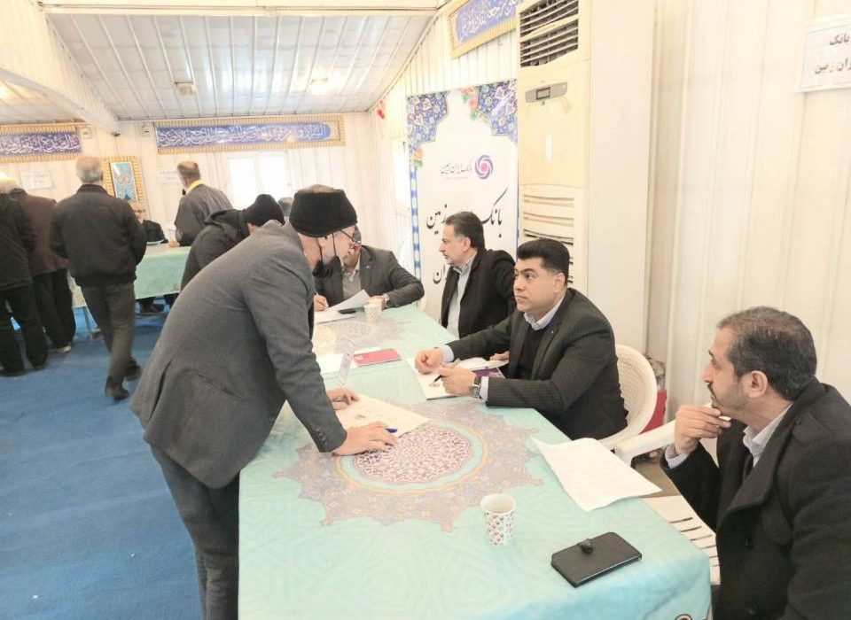 برپایی میز خدمت بانک ایران زمین در نماز جمعه تهران
