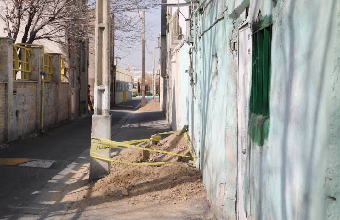 جابجایی و رفع معارض پایه‌های برق مزاحم در محله شهید هرندی منطقه ۱۲