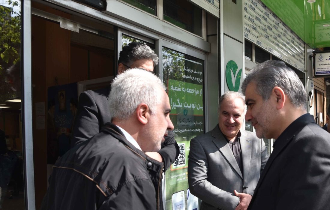 چهارمین بازدید مدیرعامل بانک از شعب در ایام جنگ/کارکنان بانک مهر ایران پای کار خدمت به مردم