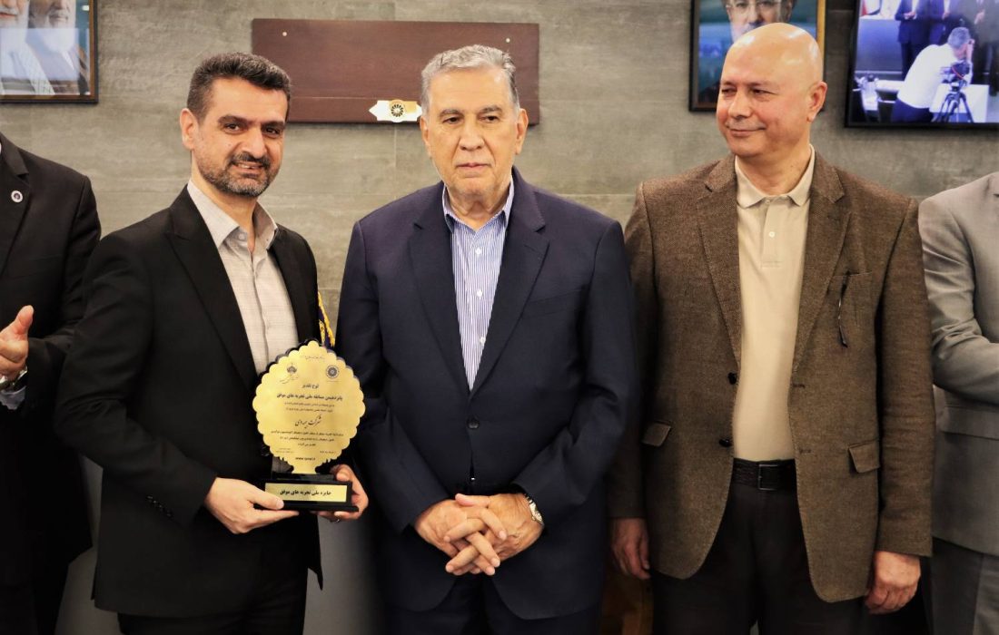نشان افتخار جشنواره ملی بهره‌وری برای «دی‌دار»/ بیمه دی بر سکوی نخست تحول دیجیتال