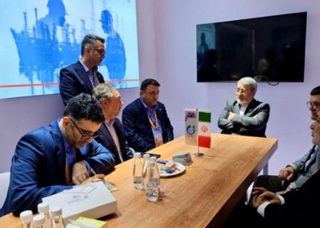 دکتر رحمانی فضلی سفیر جمهوری اسلامی ایران در چین از غرفه پتروشیمی زاگرس بازدید کرد
