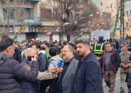 حضور محمد شریعتمداری در راهپیمایی ۲۲ بهمن