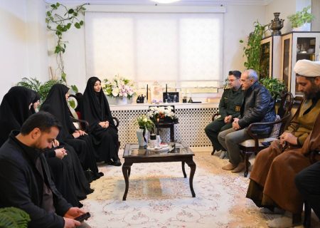 دیدار شهردار منطقه یک با خانواده شهدای جنگ رمضان