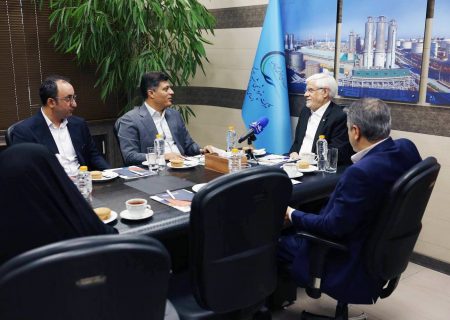 معاون اول رئیس‌جمهور با مدیران پتروشیمی شهید تندگویان دیدار کرد/ تأکید عارف بر بازسازی صنایع با رویکردی به‌روز و واقعی در حوزه پدافند غیرعامل