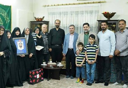 در منطقه ۲۰ انجام شد؛ تجلیل و دلجویی از خانواده شهید کرمی از شهدای جنگ رمضان با حضور سخنگوی شورای اسلامی شهر تهران